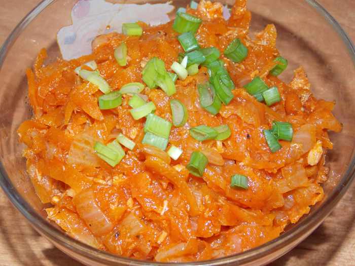 Салат для диабетика из лука и моркови с рыбой
