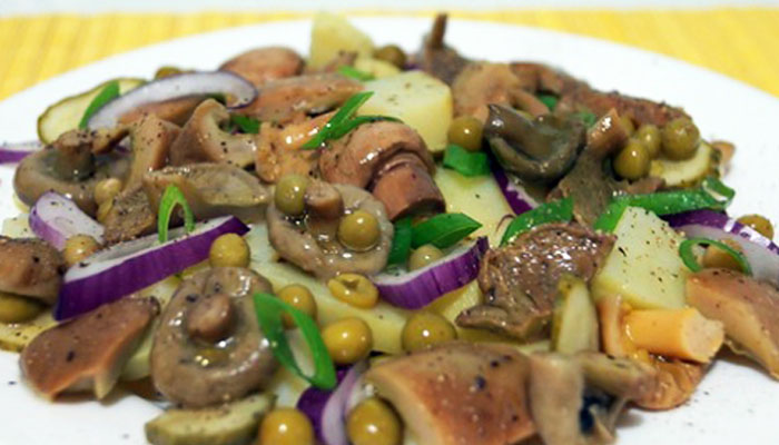 постный салат с грибами и зелёным горошком