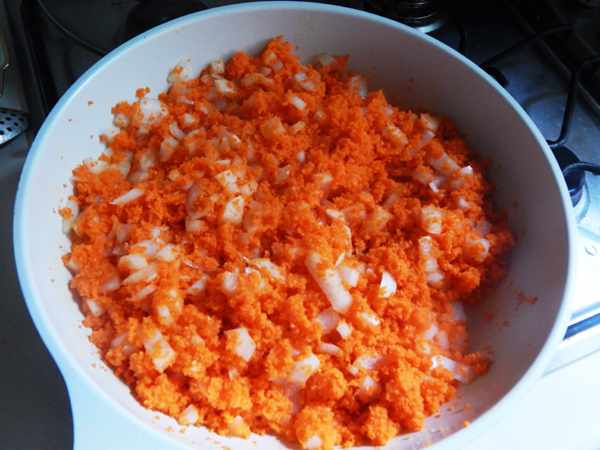 лук и морковь обжарить