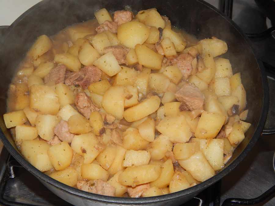 вкусная тушёная картошка с мясом и грибами