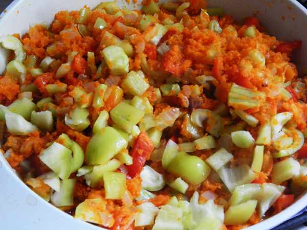 обжарит лук, морковь и болгарский перец фото