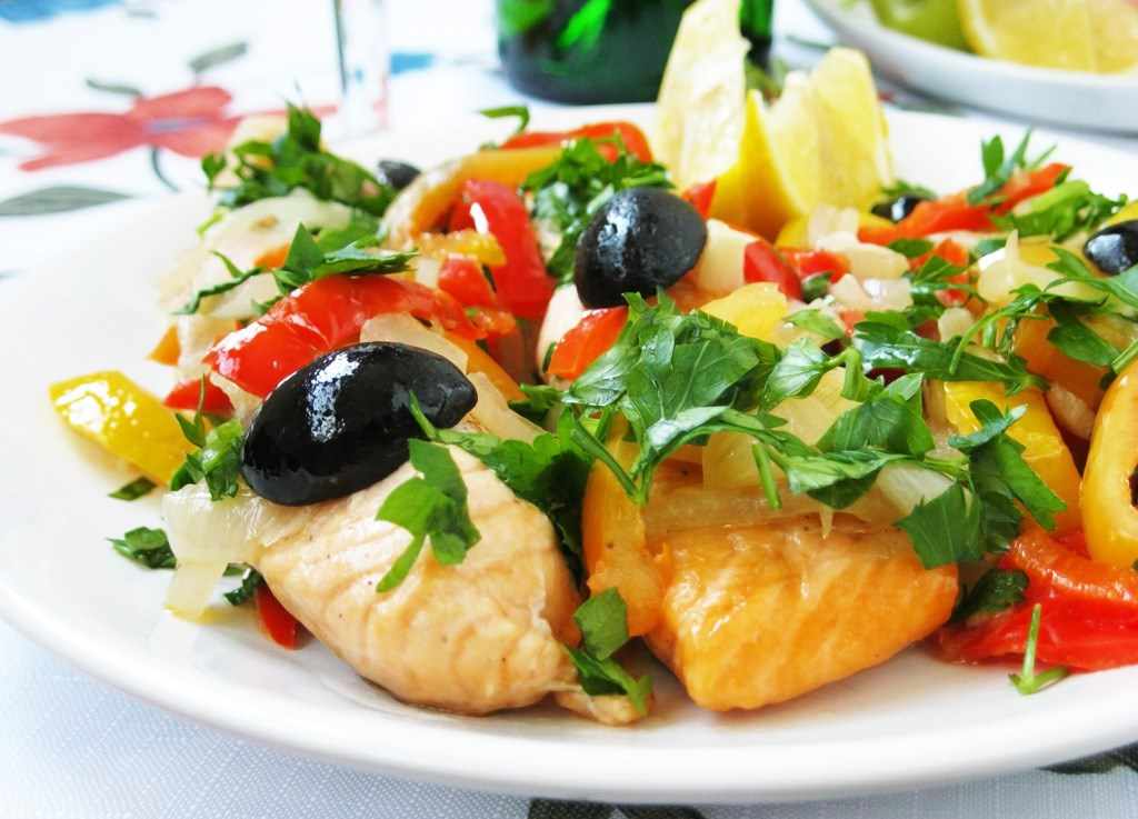 рыба с овощами и оливками